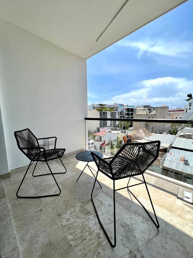 Location One Block From 5th Apartment *