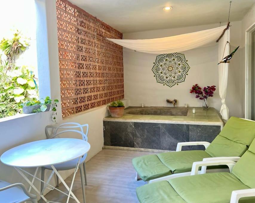 Apartment Huge Jungle Condo1 Block To 5th, Clubs & Beach