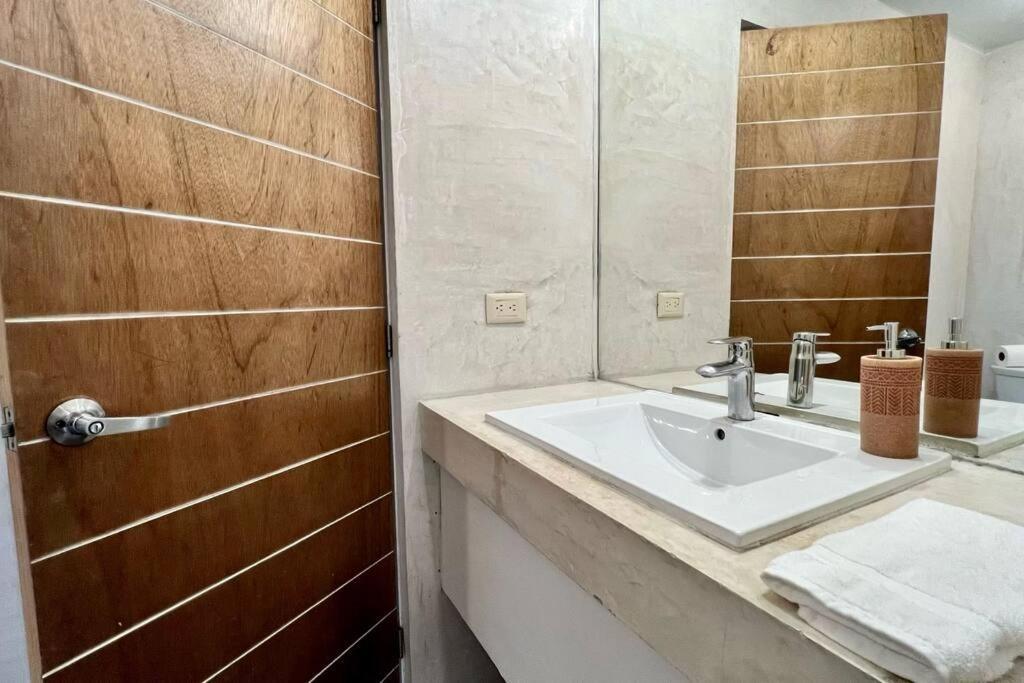 Apartment Huge Jungle Condo1 Block To 5th, Clubs & Beach *