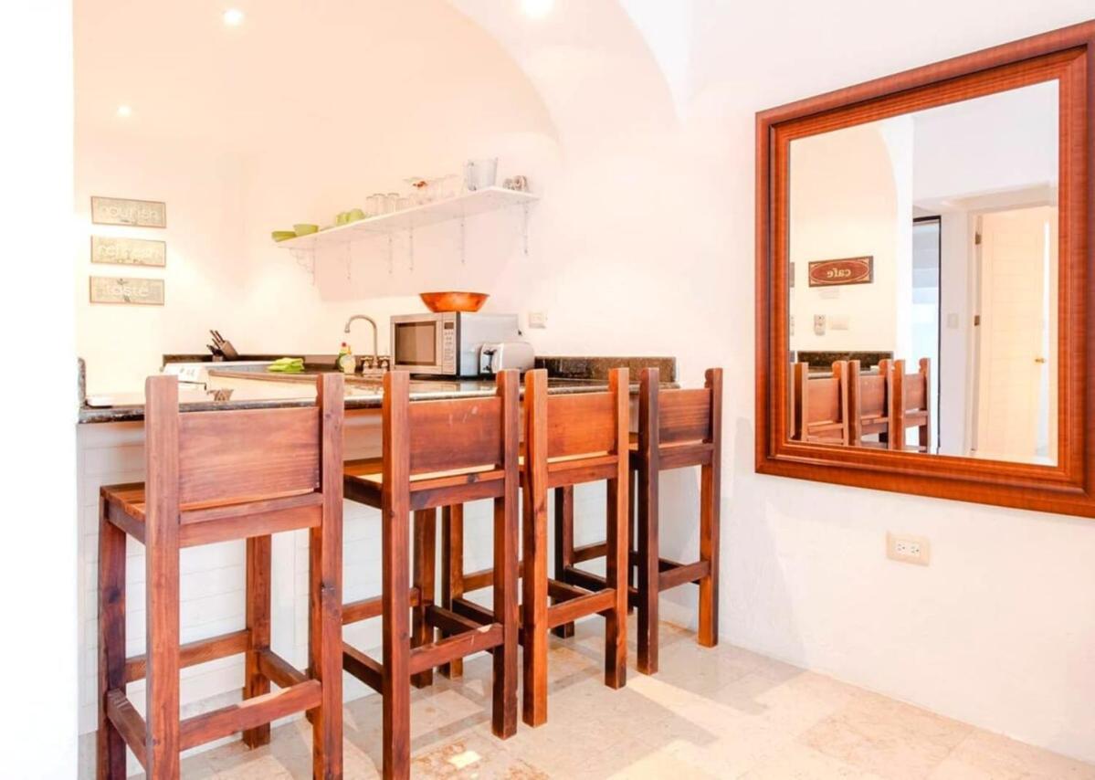 In Heart Of It All-steps To Town, Beach & 5th Ave! Apartamento