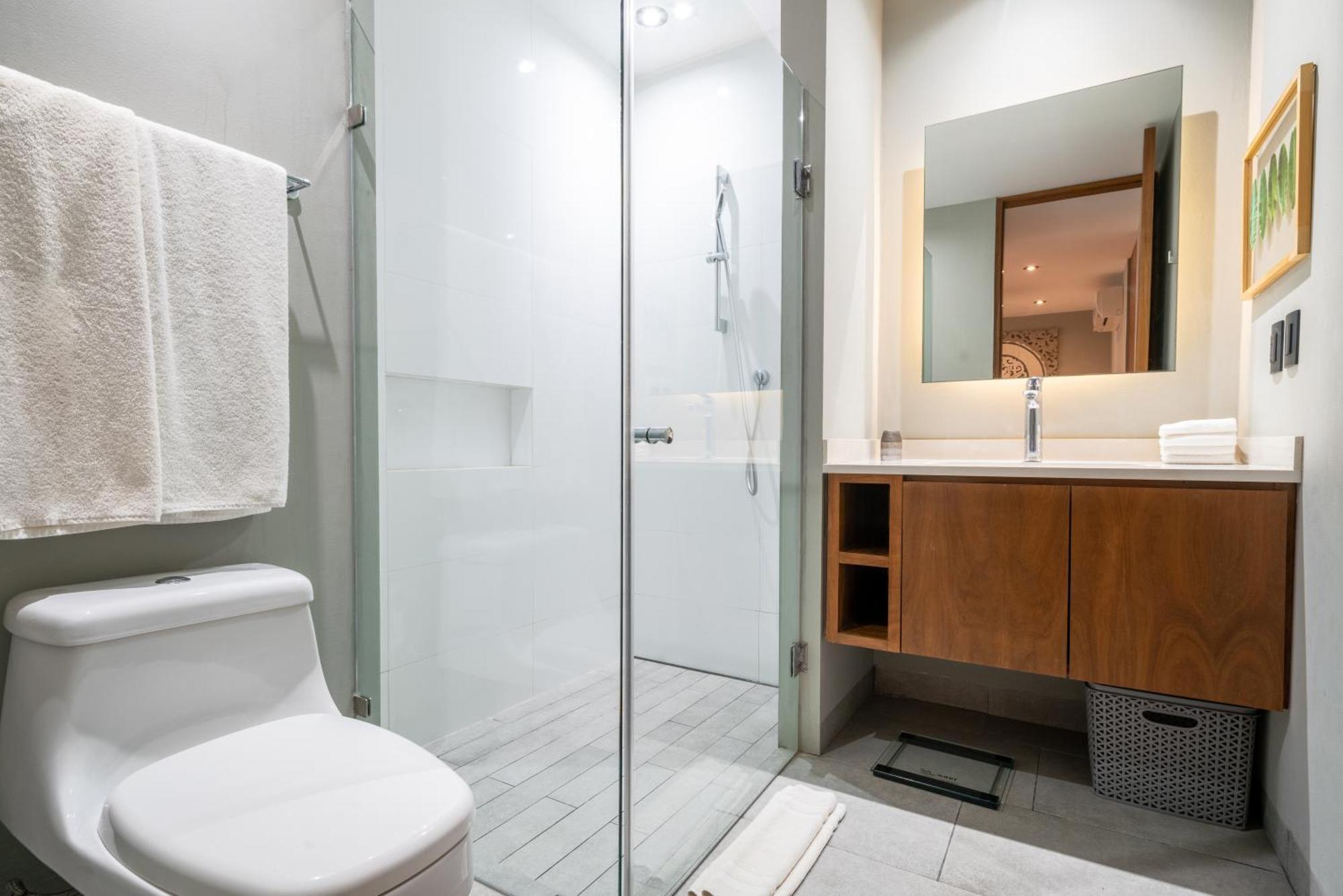 1 Bedroom With Rooftop Pool & Bar - At It Residences - Iris Apartment