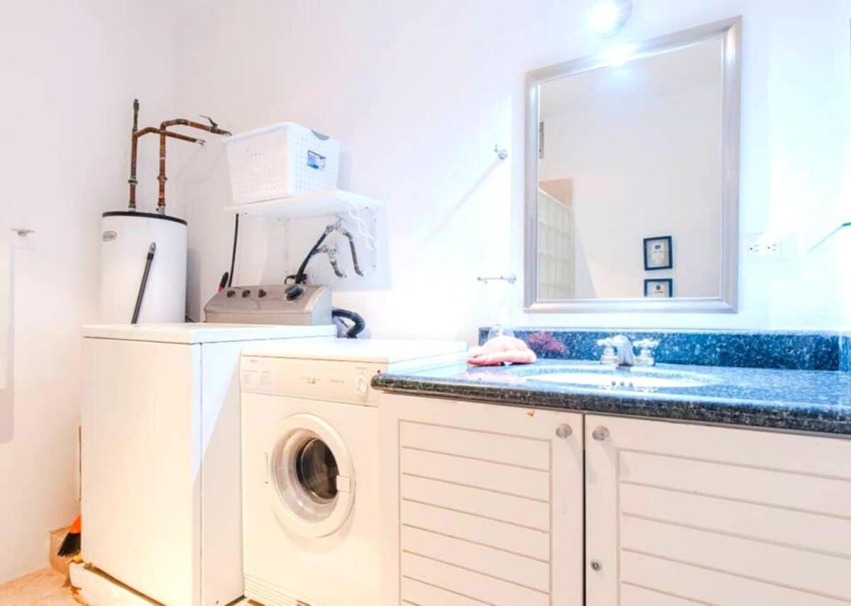 In Heart Of It All-steps To Town, Beach & 5th Ave! Apartamento