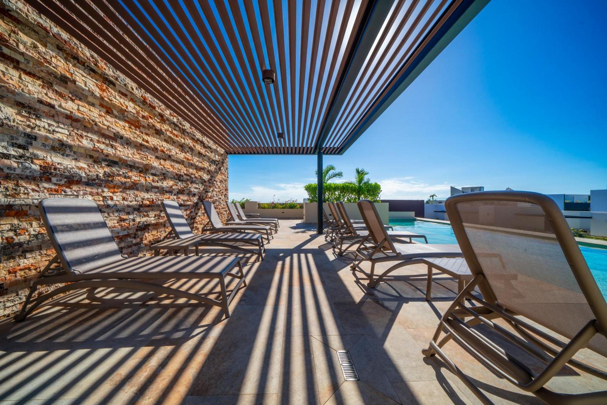 Luxury With Pool And Gym - Modern And - At Syrena Apartment