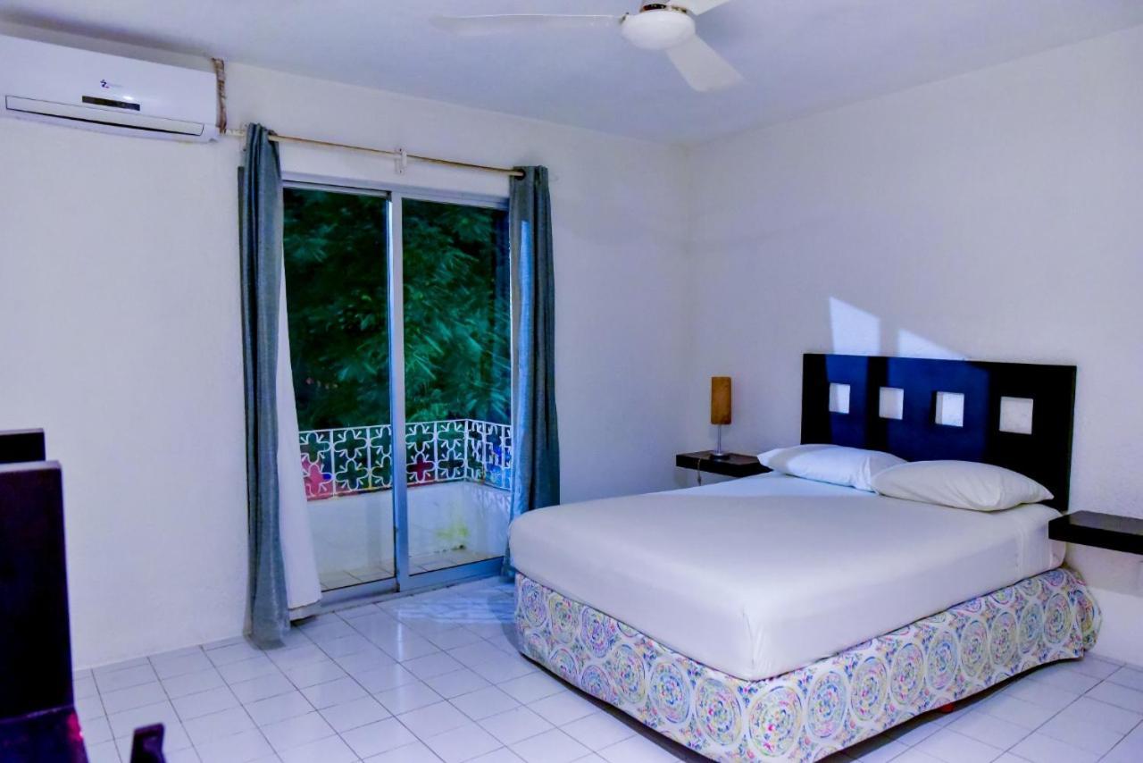 El Tropical Hotel