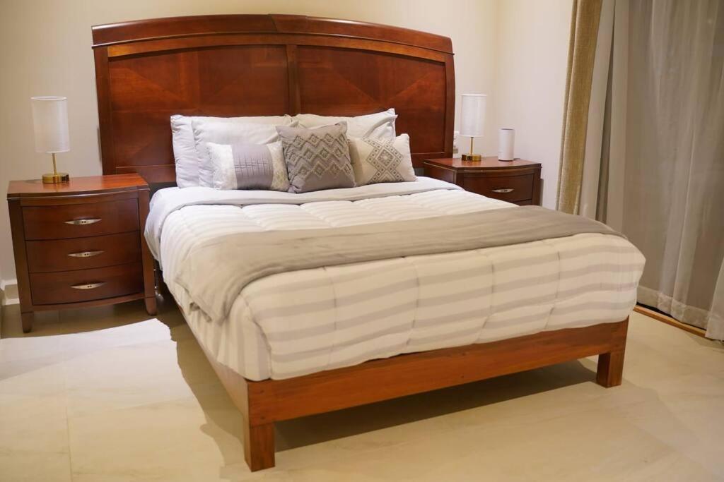 Luxury New With Amazing Pool Apartment