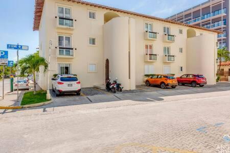Pool, Gazebo, Parking, 2 Blocks To Beach & 5th Ave Apartment *
