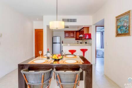 Apartment Pool, Gazebo, Parking, 2 Blocks To Beach & 5th Ave *