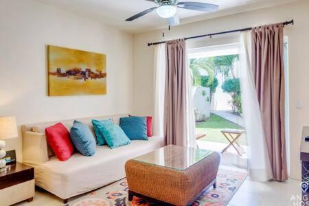 Pool, Gazebo, Parking, 2 Blocks To Beach & 5th Ave Apartment
