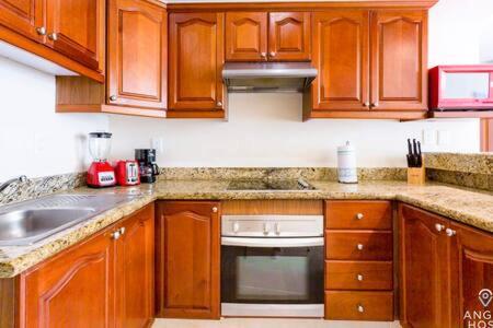 Apartment Pool, Gazebo, Parking, 2 Blocks To Beach & 5th Ave *