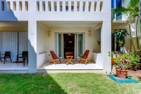 Pool, Gazebo, Parking, 2 Blocks To Beach & 5th Ave Apartment *