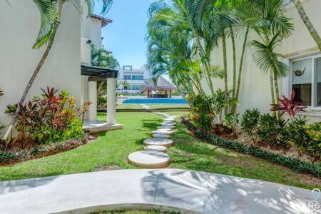 Apartment Pool, Gazebo, Parking, 2 Blocks To Beach & 5th Ave Playa del Carmen