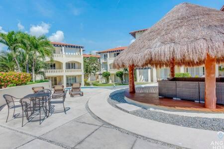 Apartment Pool, Gazebo, Parking, 2 Blocks To Beach & 5th Ave