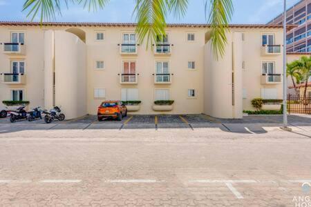 Pool, Gazebo, Parking, 2 Blocks To Beach & 5th Ave Apartment *