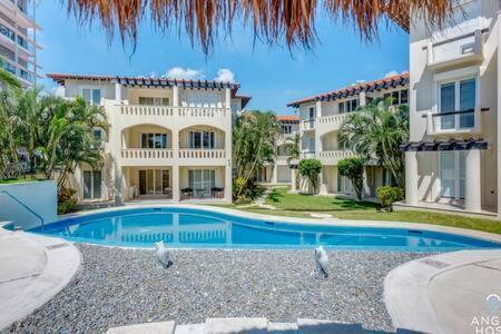 Pool, Gazebo, Parking, 2 Blocks To Beach & 5th Ave Apartment *