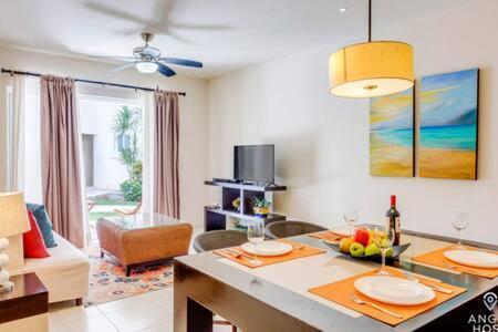 Pool, Gazebo, Parking, 2 Blocks To Beach & 5th Ave Apartment Playa del Carmen
