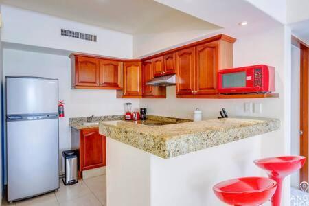 Pool, Gazebo, Parking, 2 Blocks To Beach & 5th Ave Apartment *