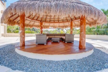 Apartment Pool, Gazebo, Parking, 2 Blocks To Beach & 5th Ave