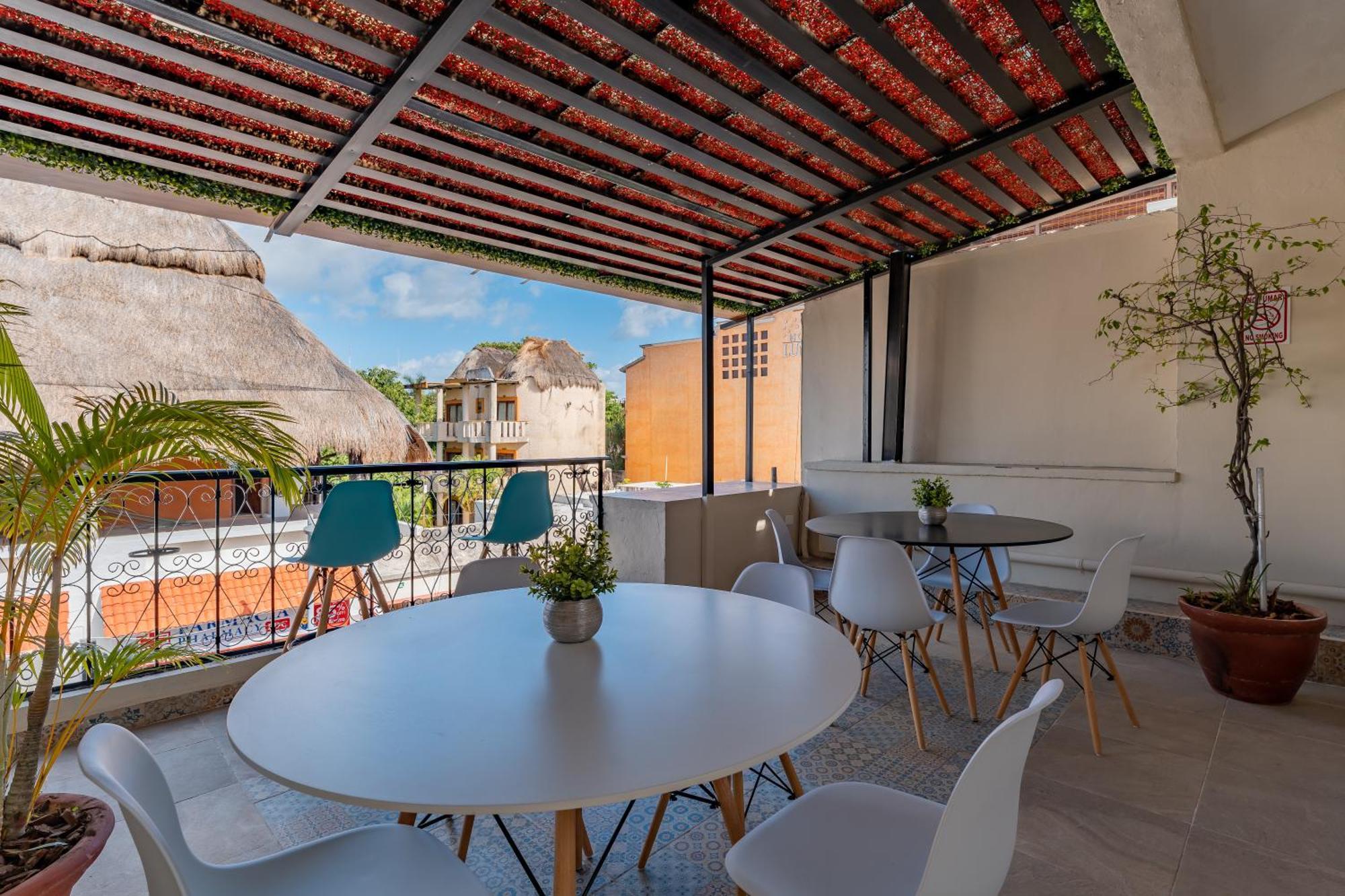 Brisas 5a Av, Khách sạn