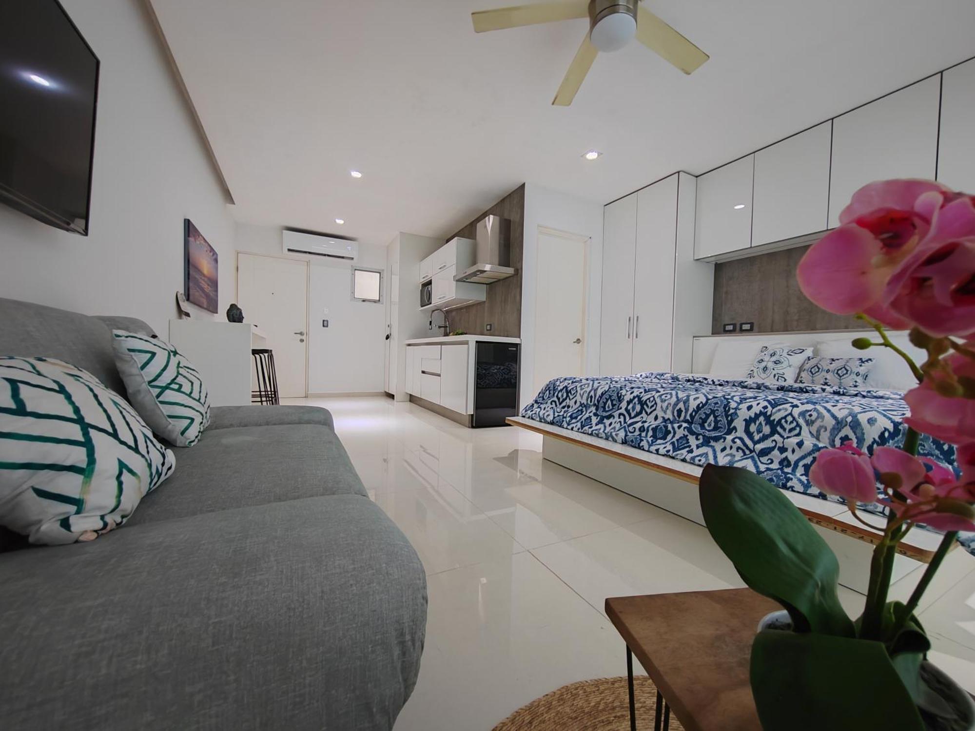 Centrally Located Steps Away From 5th Avenue And The Beach! By.yeah *