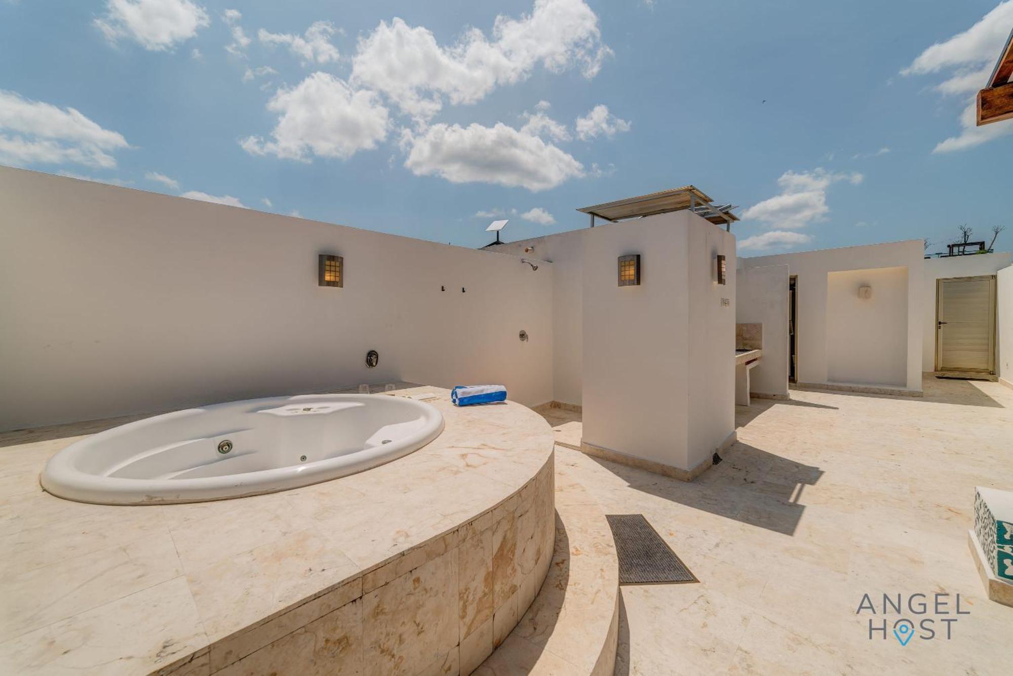 Holiday home New Sunlit Private Roof Terrace Bbq Spatub *
