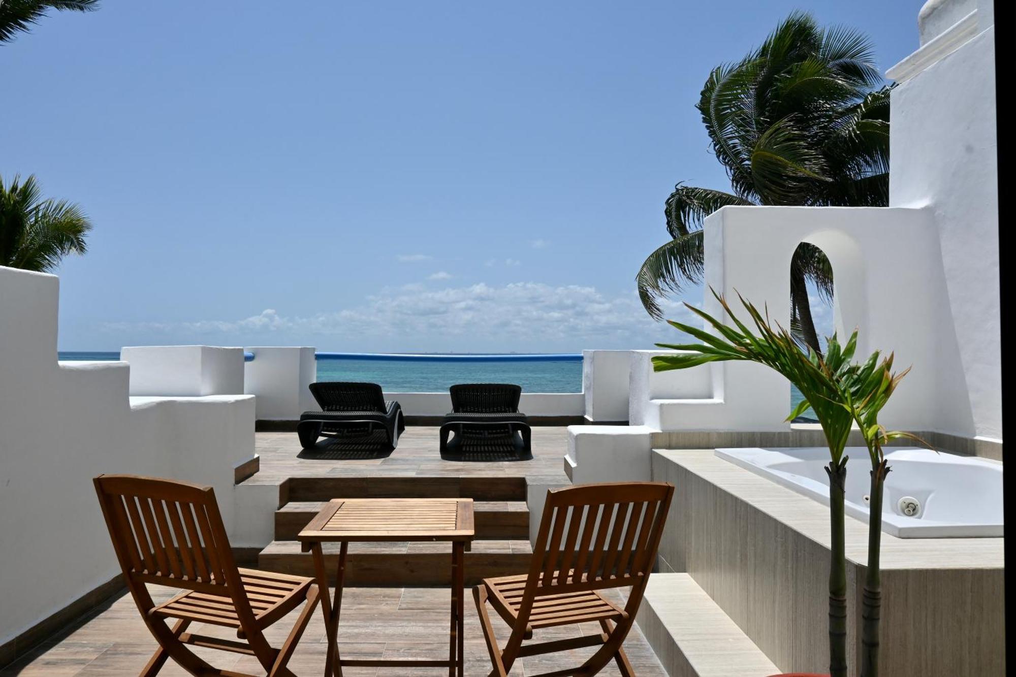 Hotel Pelicano - Beachfront 3*