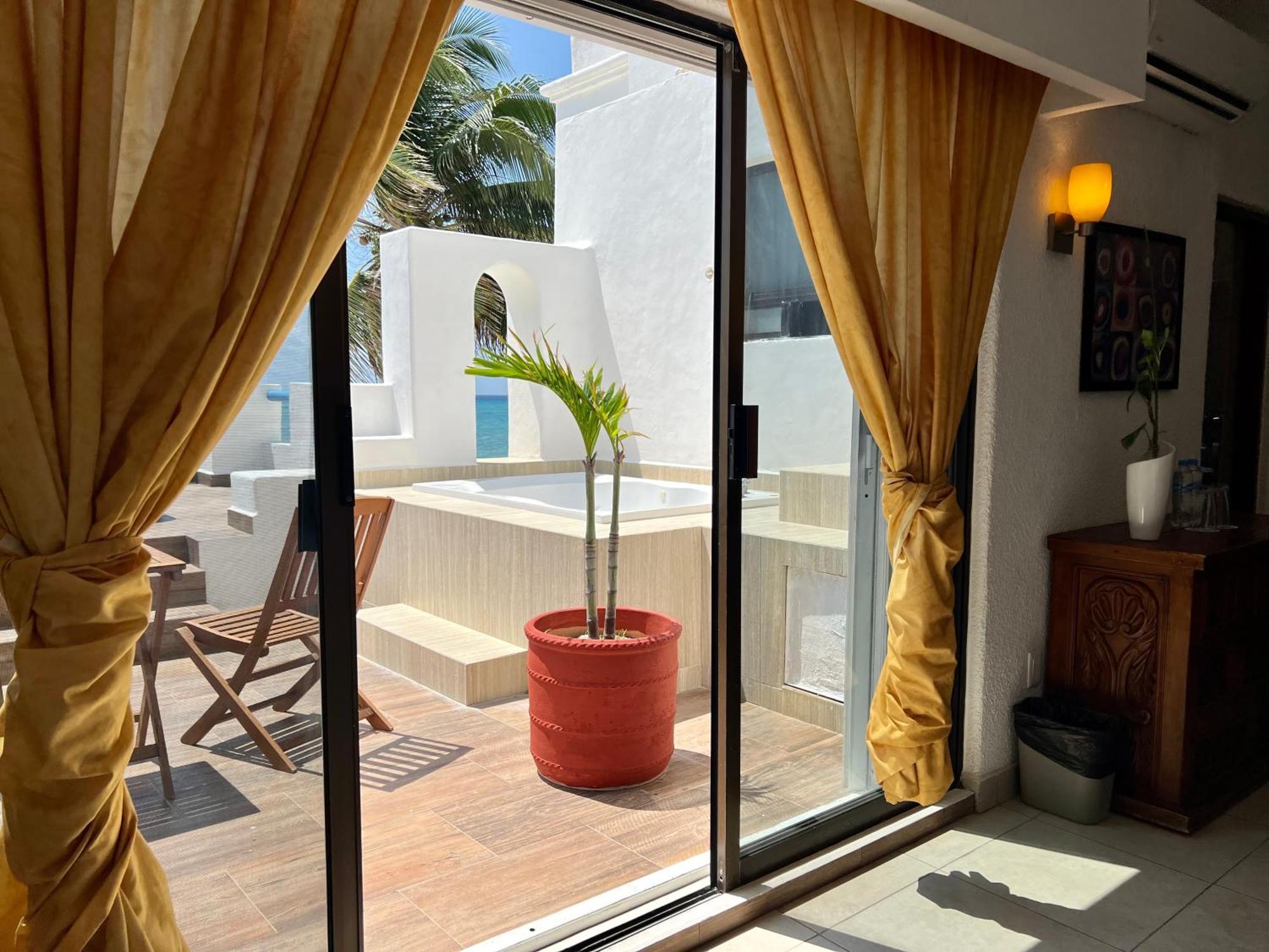 Pelicano - Beachfront Hotel Playa del Carmen