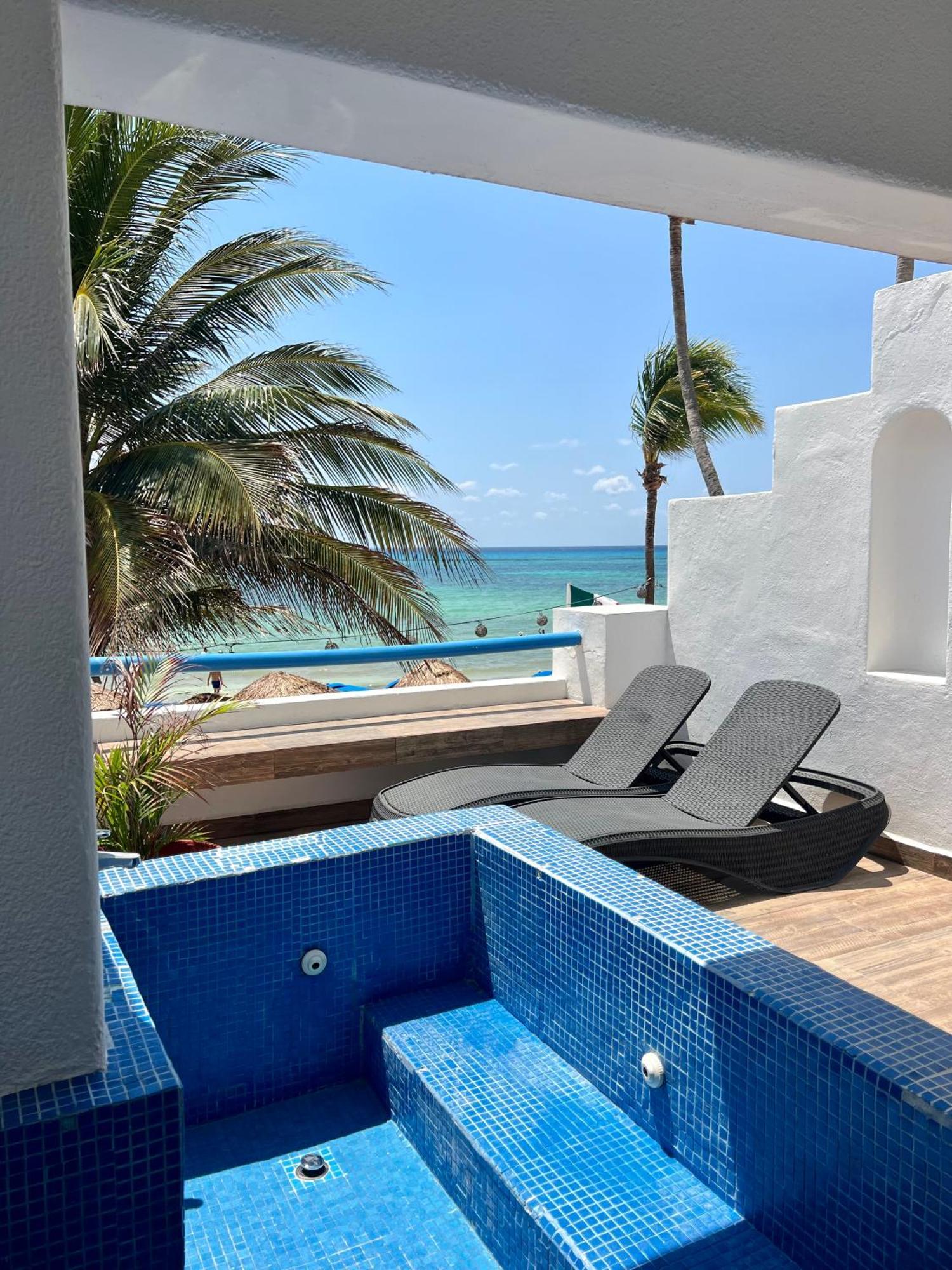 Hotel Pelicano - Beachfront 3*