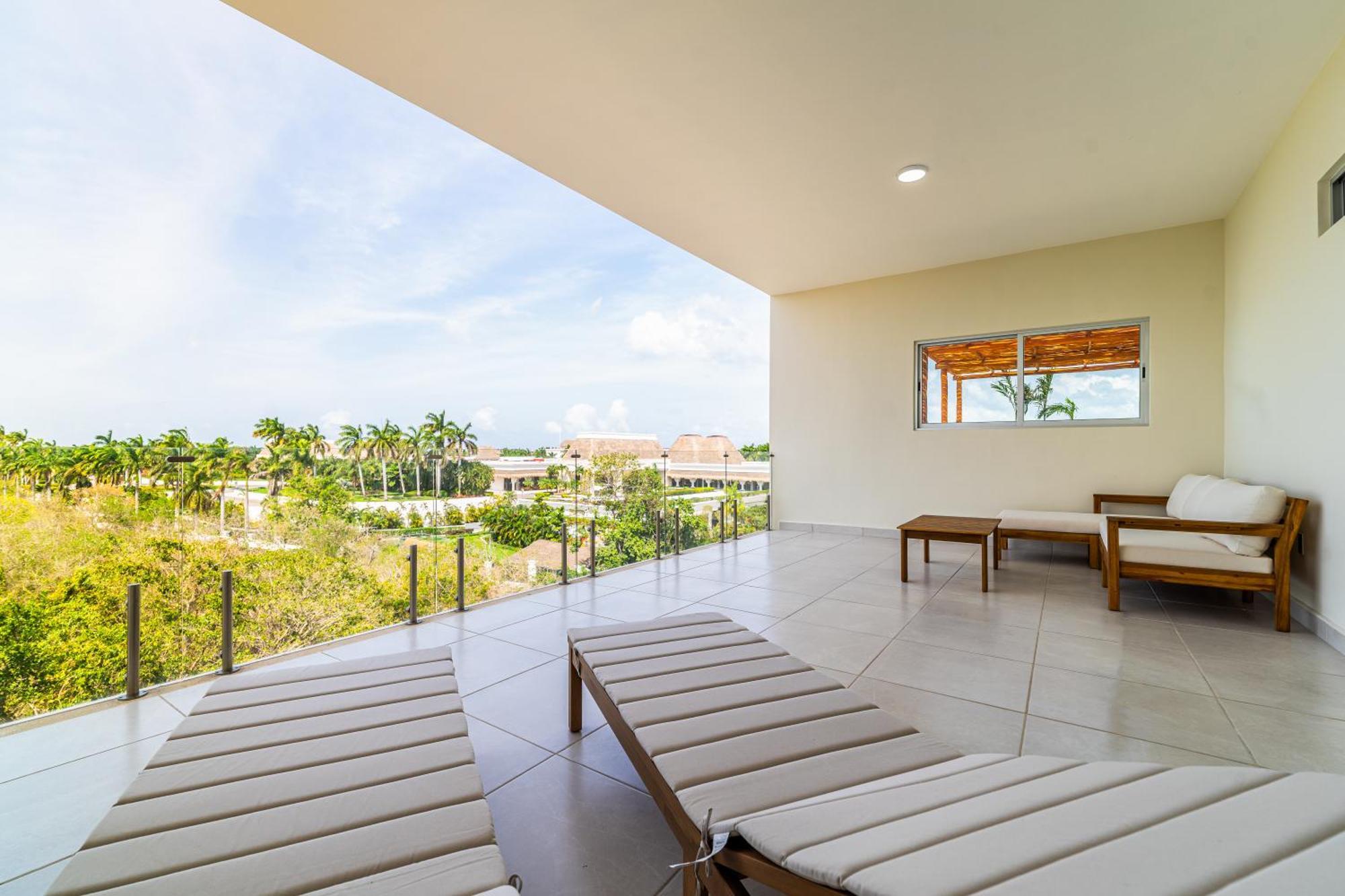 Penthouse With Jungle View Terrace Gym Pool Hottub *