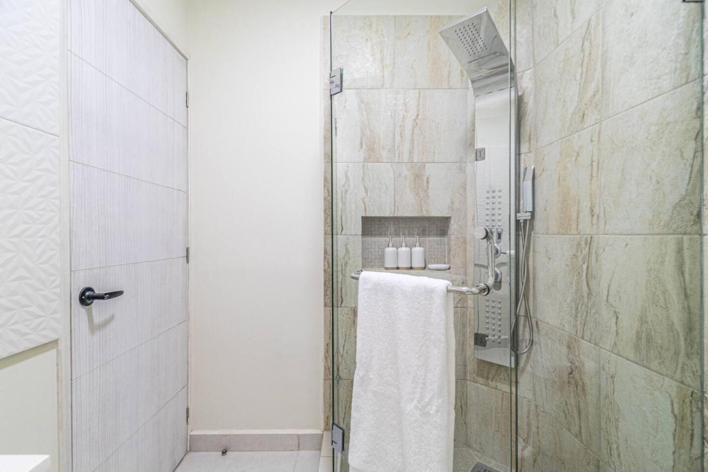 2 Bd With Balcony, Gym, Rooftop Pool, Hot Tub Holiday home *