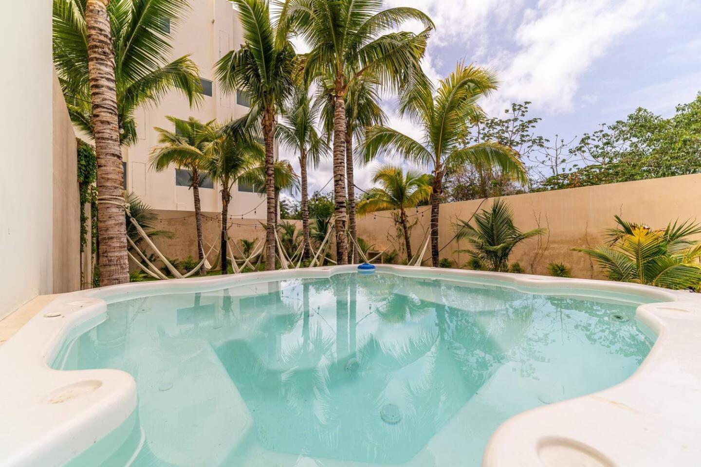 2 Bd With Balcony, Gym, Rooftop Pool, Hot Tub Holiday home Playa del Carmen