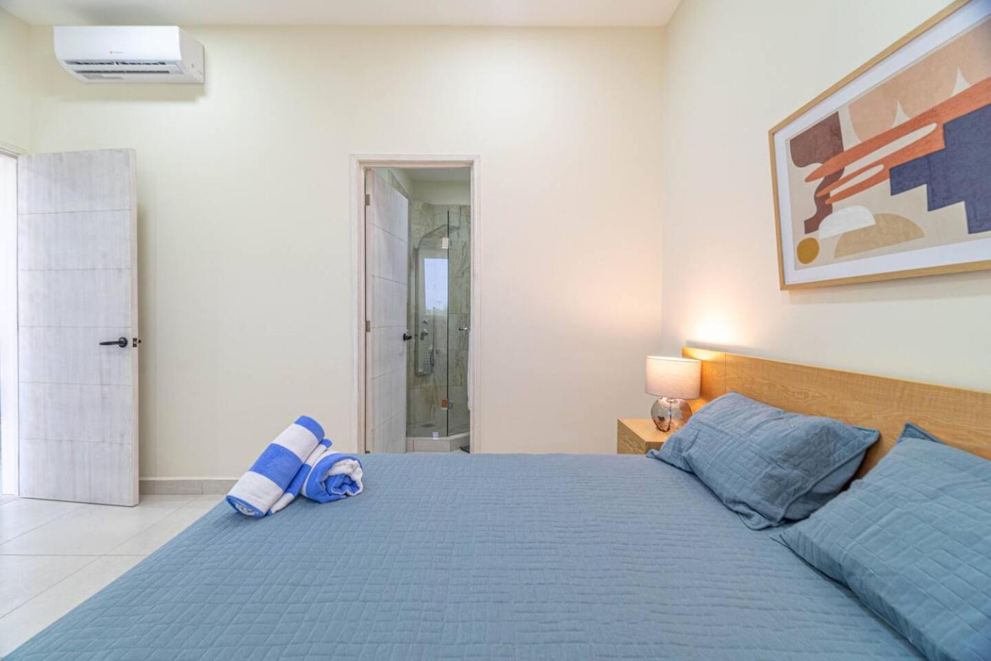 2 Bd With Balcony, Gym, Rooftop Pool, Hot Tub Holiday home *