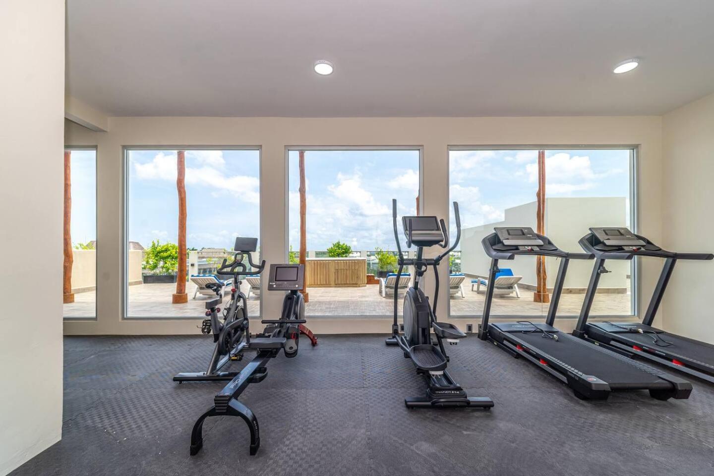 2 Bd With Balcony, Gym, Rooftop Pool, Hot Tub Holiday home Playa del Carmen
