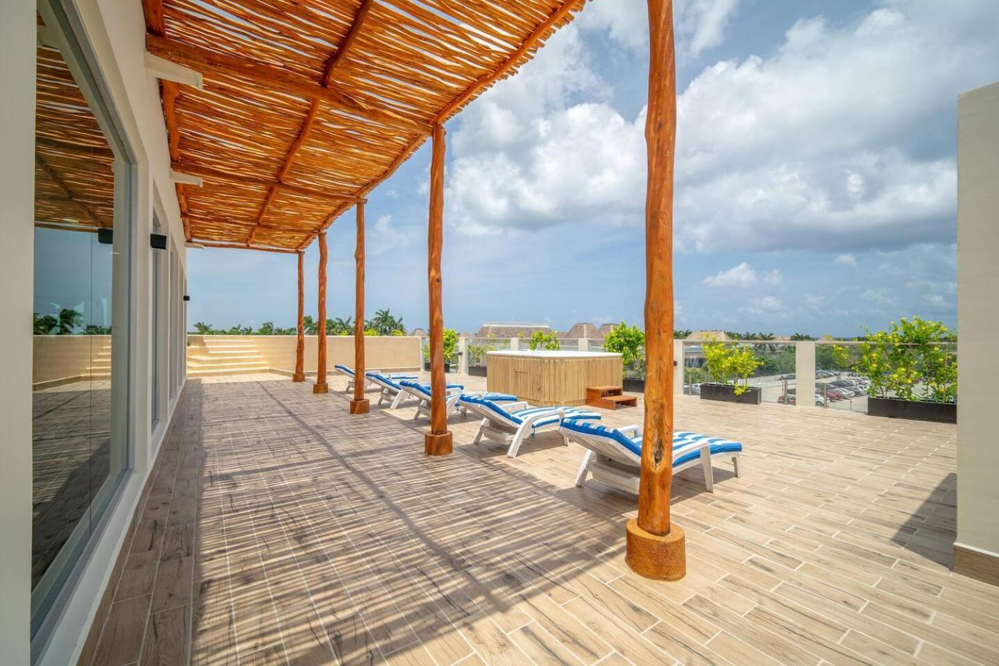 2 Bd With Balcony, Gym, Rooftop Pool, Hot Tub Holiday home