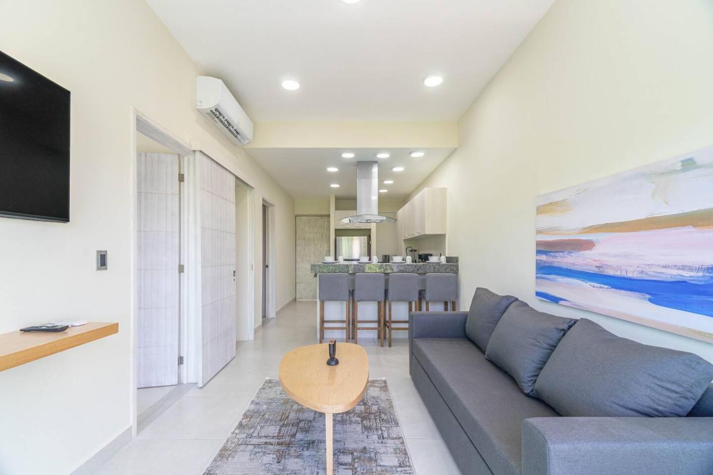 2 Bd With Balcony, Gym, Rooftop Pool, Hot Tub