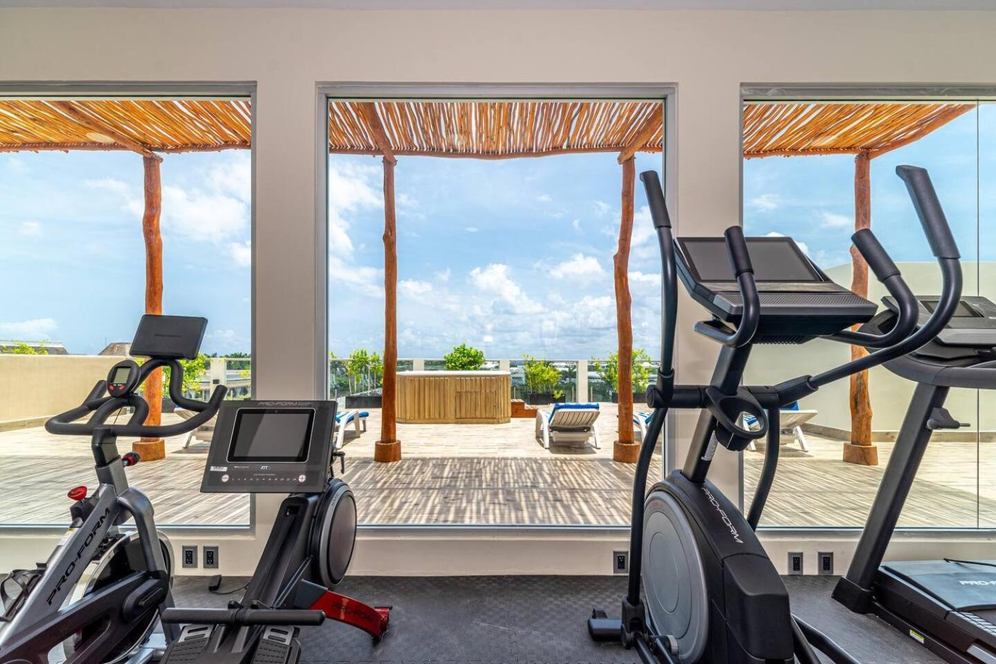 2 Bd With Balcony, Gym, Rooftop Pool, Hot Tub *