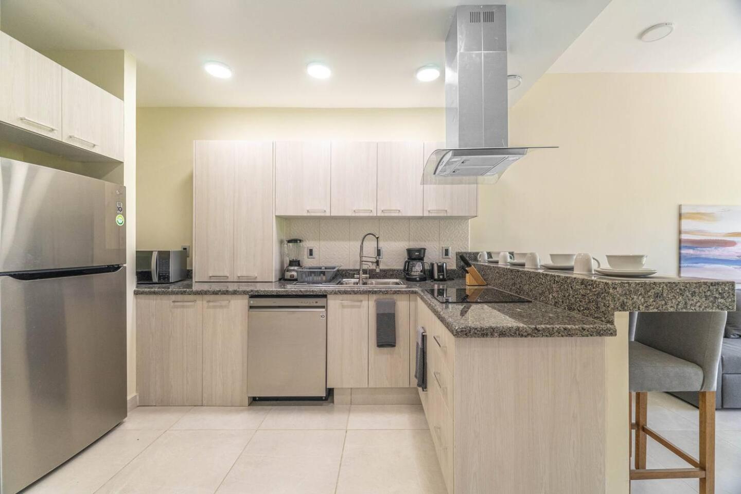 2 Bd With Balcony, Gym, Rooftop Pool, Hot Tub Holiday home