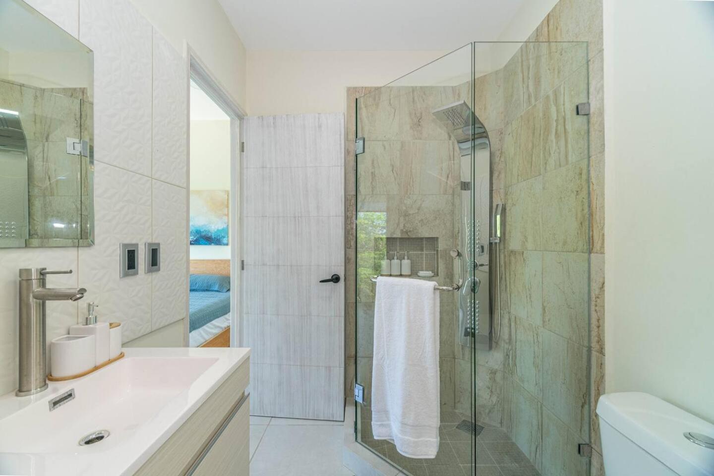 Holiday home 2 Bd With Balcony, Gym, Rooftop Pool, Hot Tub *