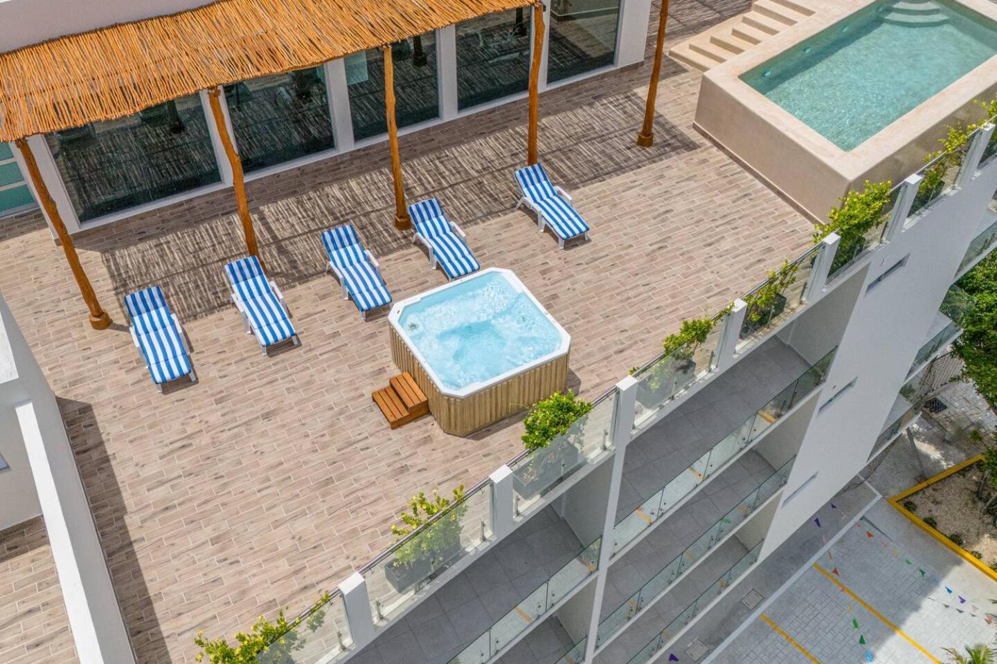 2 Bd With Balcony, Gym, Rooftop Pool, Hot Tub *