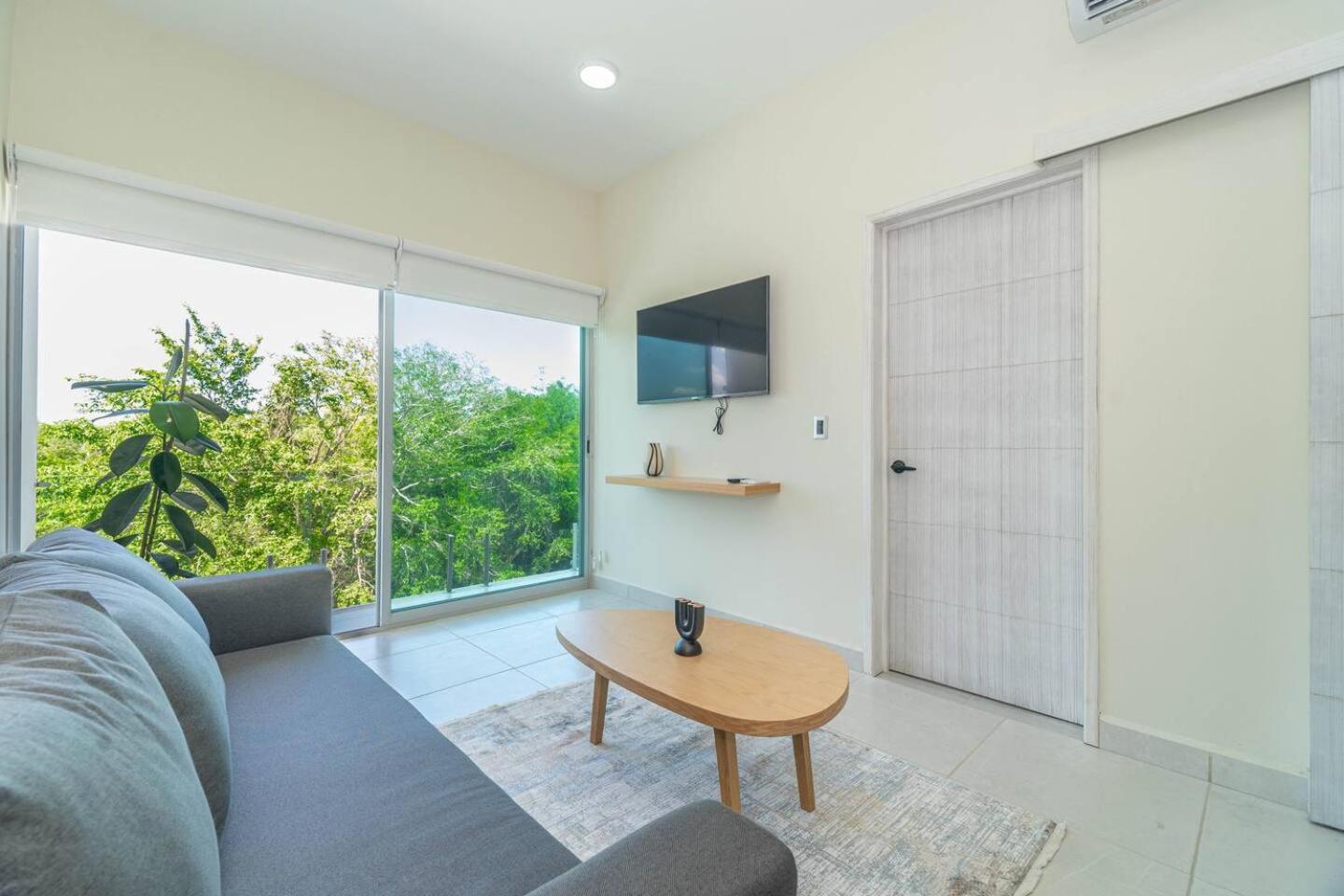 2 Bd With Balcony, Gym, Rooftop Pool, Hot Tub