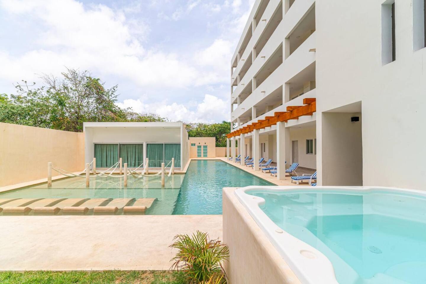 Holiday home 2 Bd With Balcony, Gym, Rooftop Pool, Hot Tub *