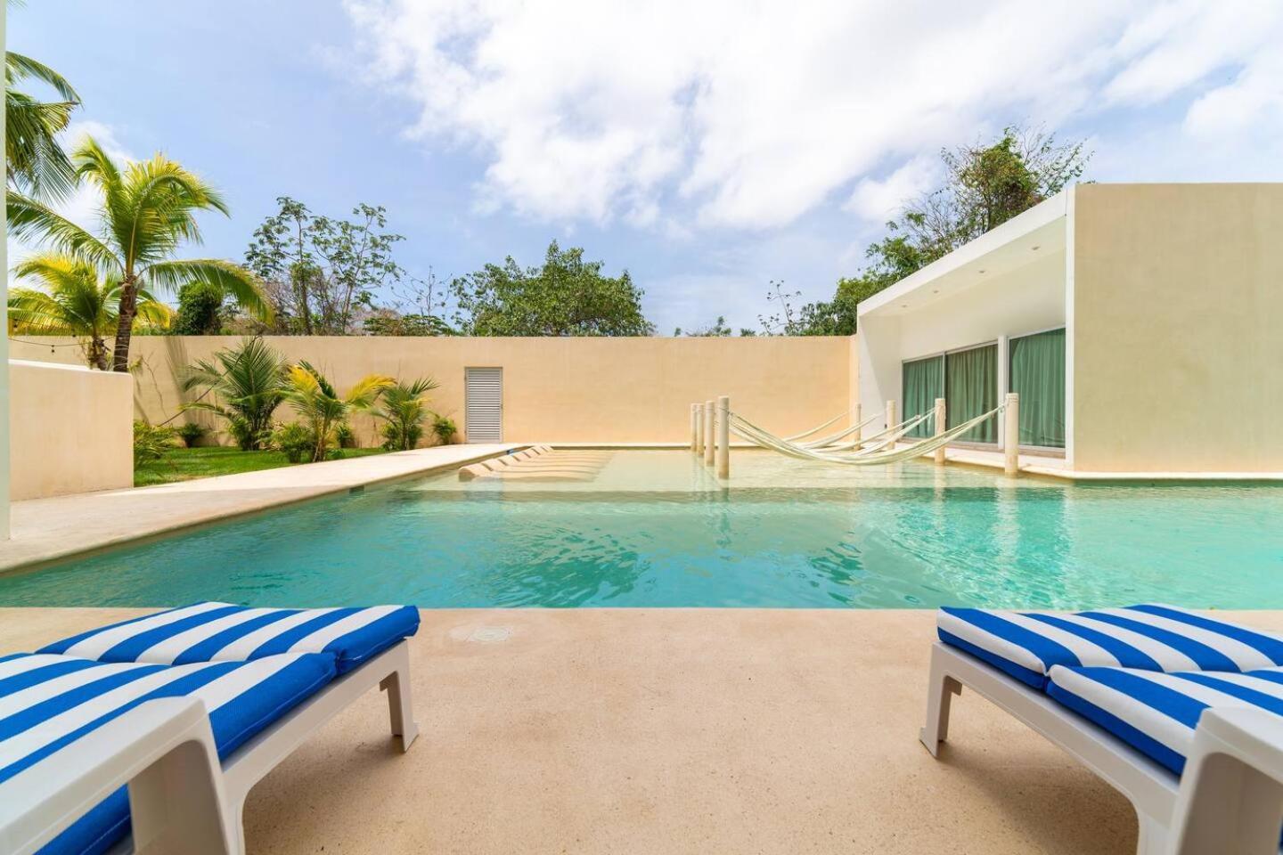 2 Bd With Balcony, Gym, Rooftop Pool, Hot Tub *