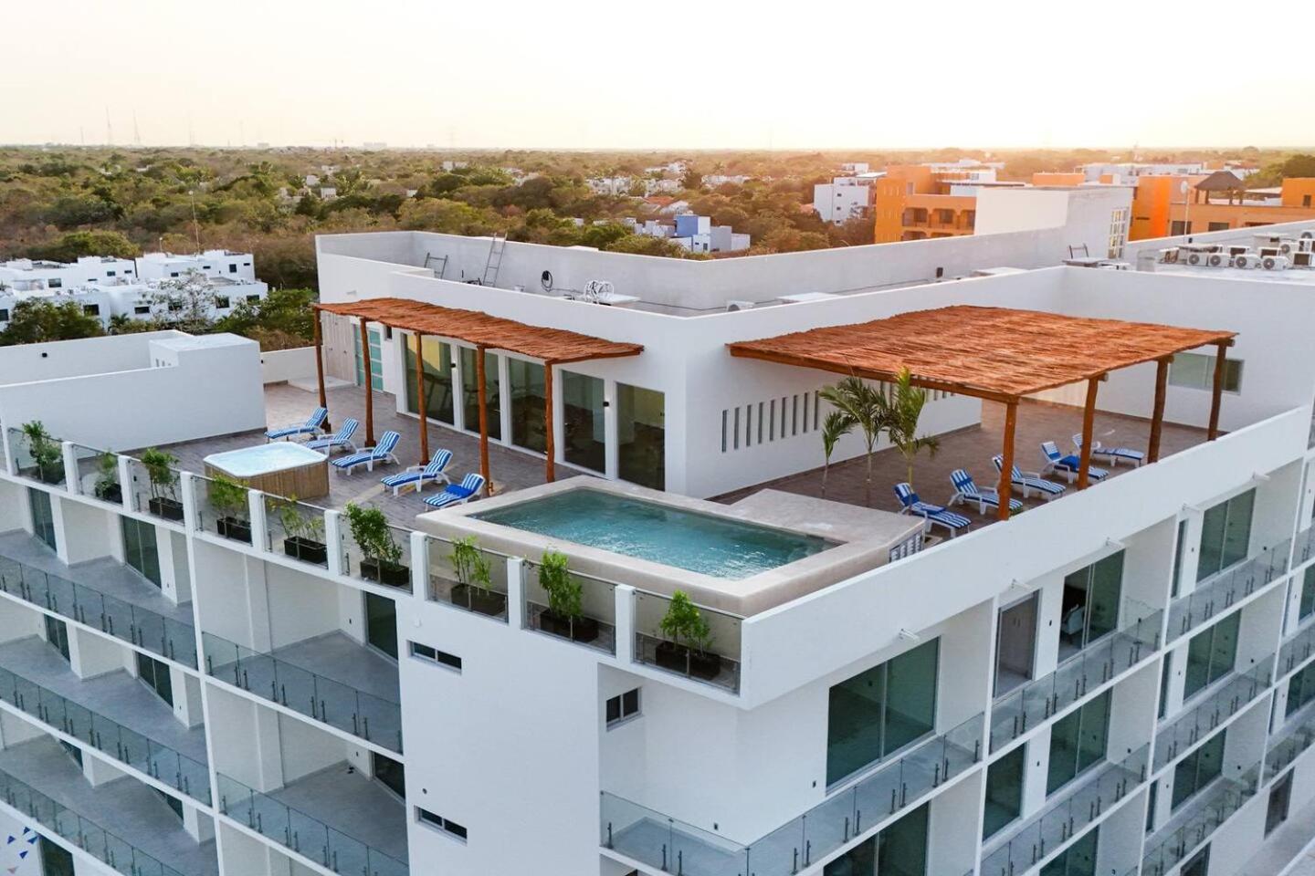 2 Bd With Balcony, Gym, Rooftop Pool, Hot Tub Playa del Carmen