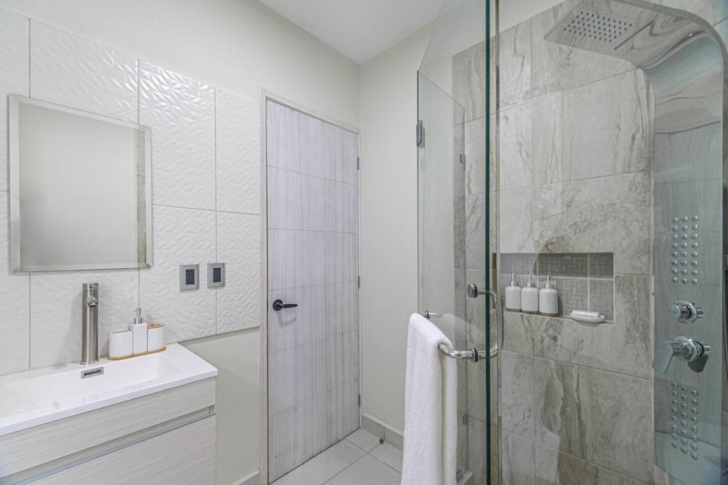 2 Bd With Balcony, Gym, Rooftop Pool, Hot Tub Holiday home