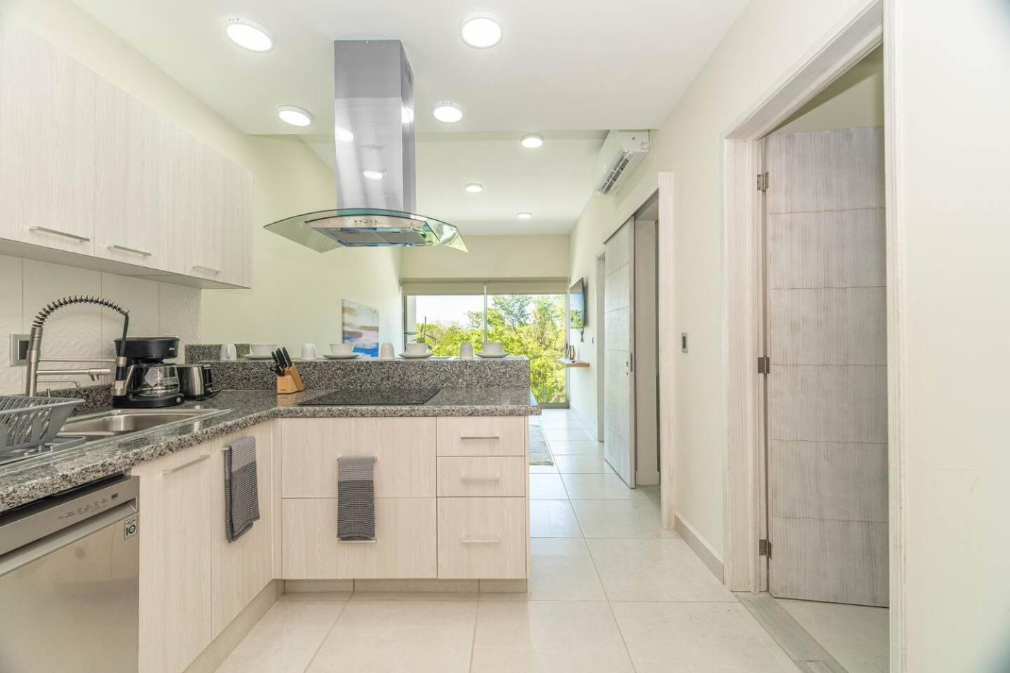 2 Bd With Balcony, Gym, Rooftop Pool, Hot Tub Holiday home *