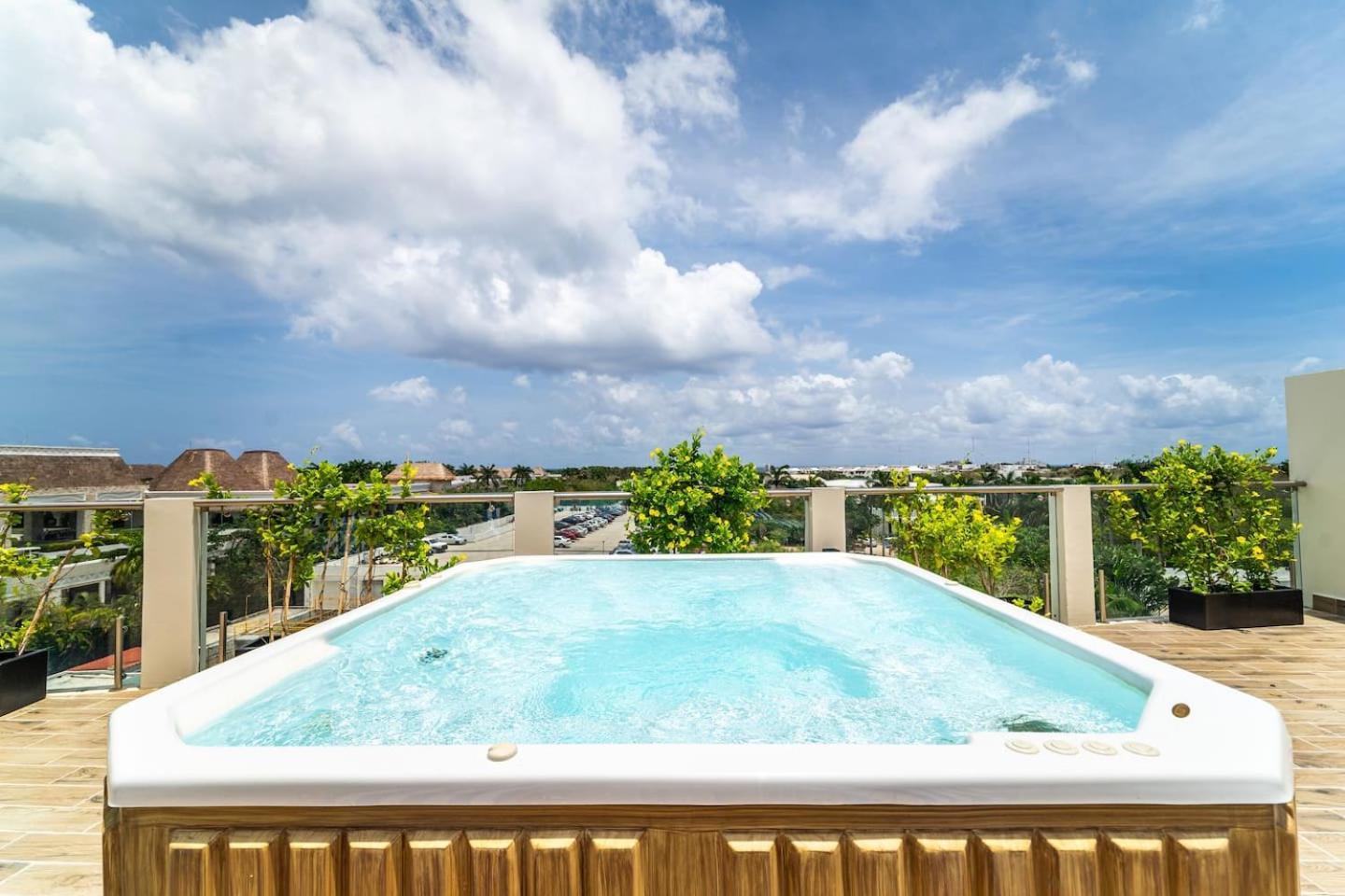 2 Bd With Balcony, Gym, Rooftop Pool, Hot Tub Holiday home