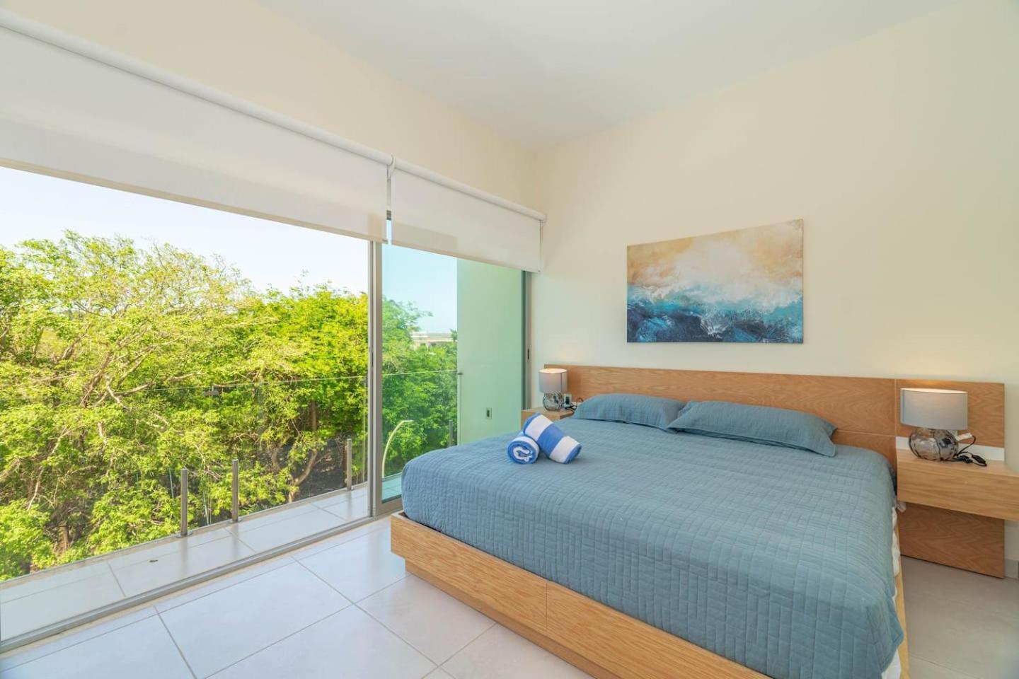 2 Bd With Balcony, Gym, Rooftop Pool, Hot Tub Holiday home *