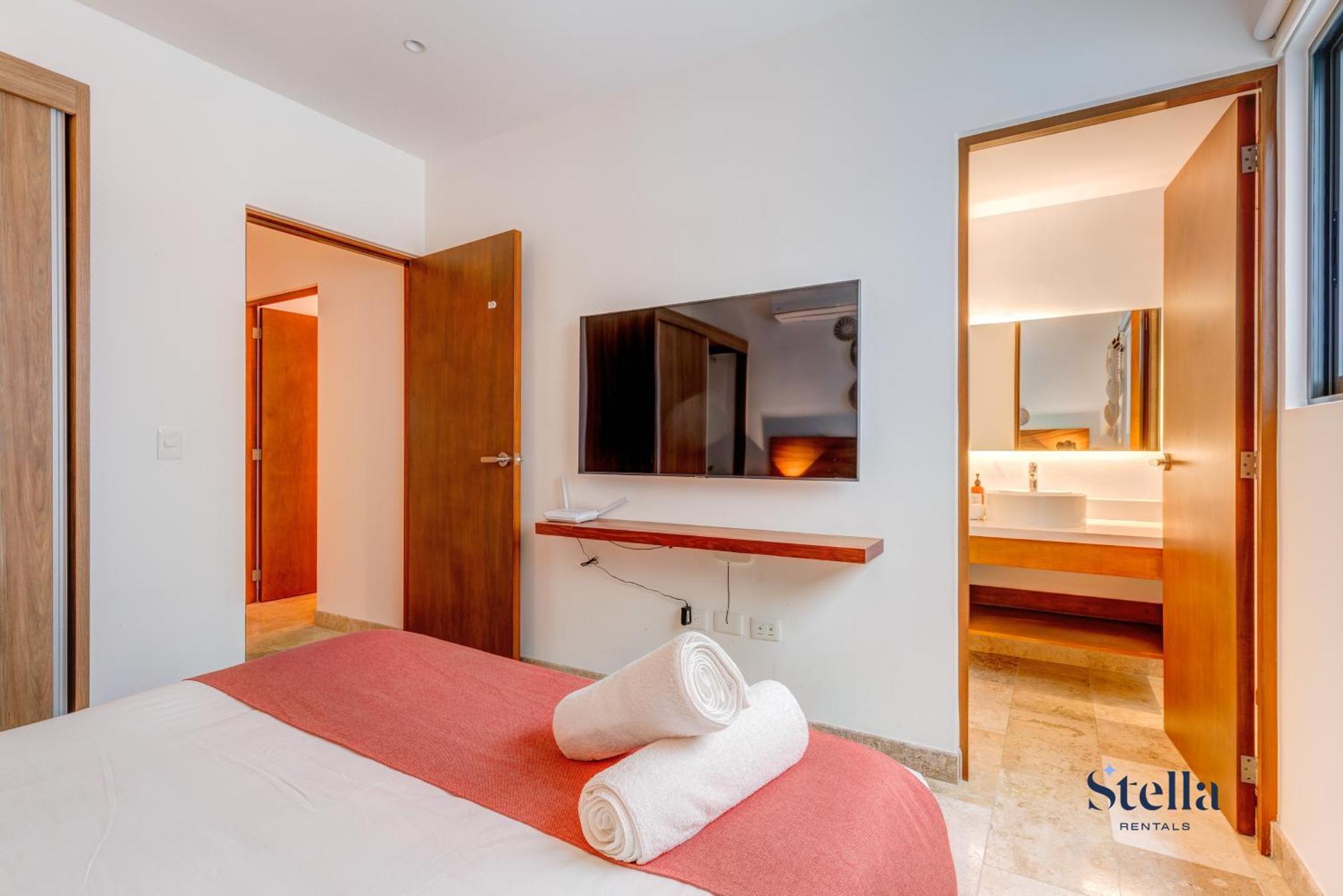 Ipana Condo, Rooftop Pools, Gym, Walk To