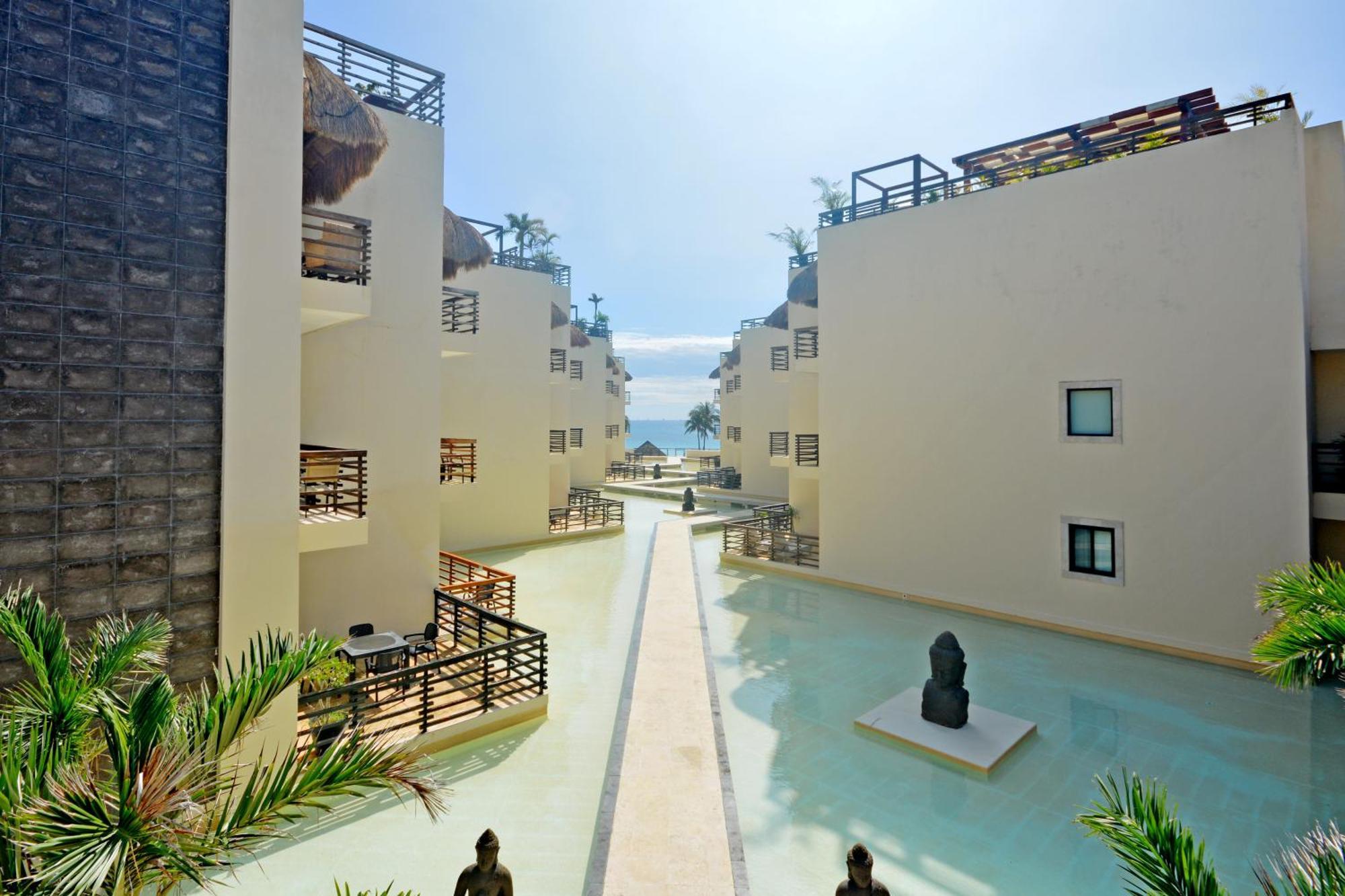 Aldea Thai Beachfront Apartment *