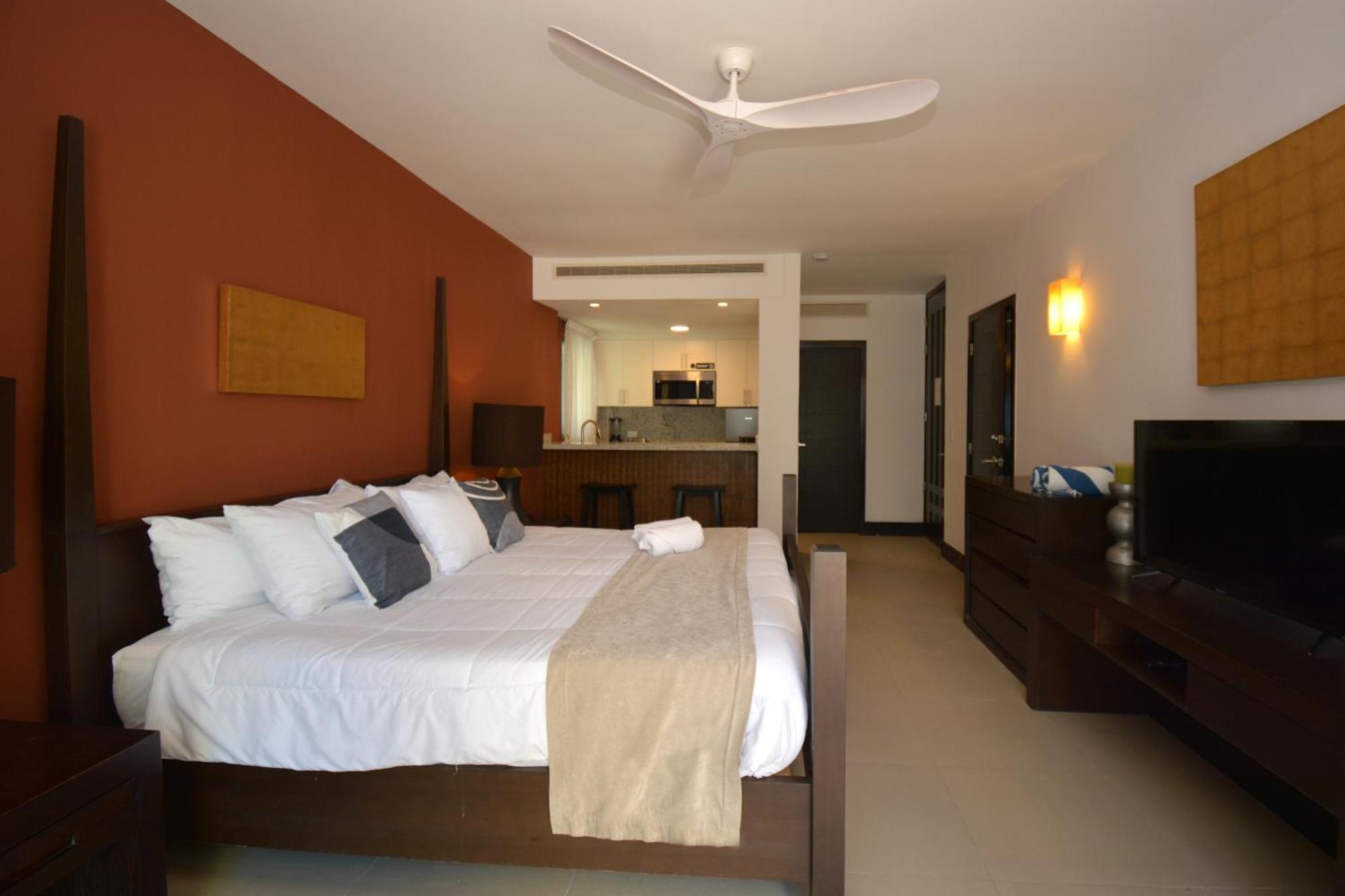 Aldea Thai Beachfront Apartment *