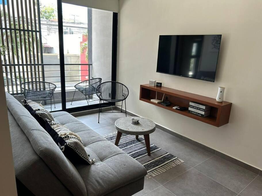Stylish Condo, 2bdr, Steps To 5th Ave, Close To Beach! Apartment